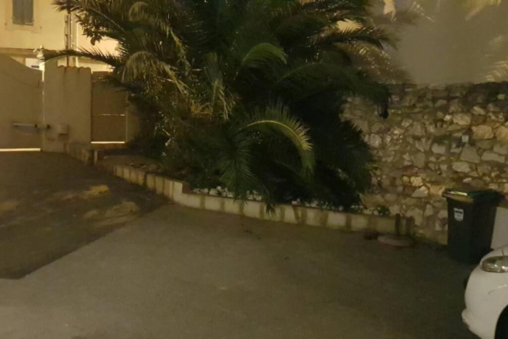 Gite Du Stade Le Studio Cour Parking Et Piscine Partagee Marseille Ngoại thất bức ảnh